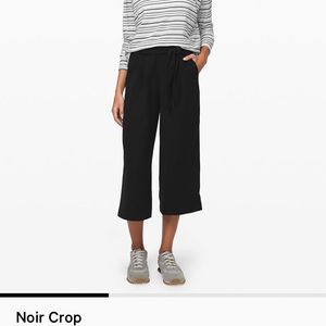 NWT Lululemon Noir Crop - Black